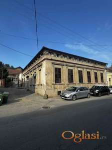 Salonska kuća sa poslovnim objektom u centru Sremskih Karlovaca